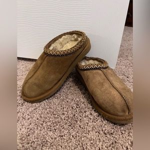 Pre-owned Women’s Ugg Slip-on size 4